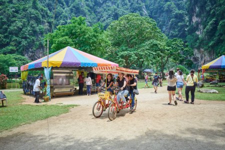 Foto de IPOH, MALASIA - 28 de septiembre de 2023: Famosa atracción turística en Ipoh Kek Lok Tong Cueva Templo Zen Jardines, es hermoso jardín con un montón de actividades como paseos en bote, ciclismo - Imagen libre de derechos