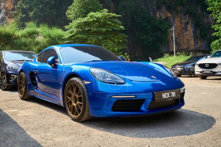 Foto de IPOH, MALASIA - Sep 29,2023: Azul Ferrari coche deportivo en un exterior, Ipoh, Malasia - Imagen libre de derechos