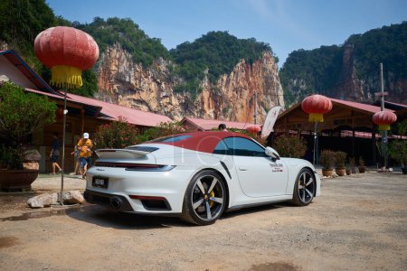 Téléchargez les photos : IPOH, MALAISIE - 29 sept. 2023 : Porsche voiture de sport garée devant Ipoh célèbre café blanc, Ipoh, Malaisie - en image libre de droit