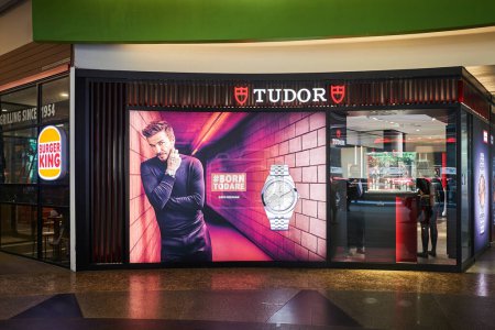 Foto de Kuala Lumpur, Malasia, 11 de octubre de 2023: La pared fuera de la famosa tienda de relojes Tudor en Mid Valley Shopping Mall tiene un anuncio de su portavoz David Beckham. - Imagen libre de derechos
