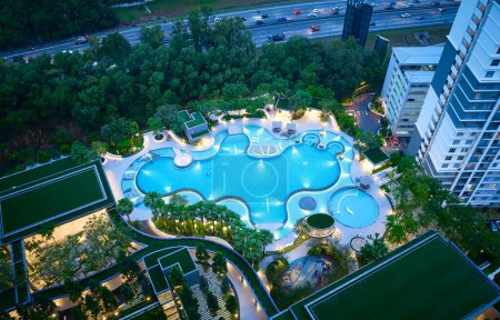 Téléchargez les photos : Desa ParkCity, Malaisie, 06 oct. 2023 : Vue aérienne de la piscine dans un condo de luxe à Desa ParkCity, Kuala Lumpur - en image libre de droit