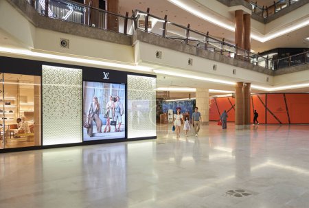 Téléchargez les photos : Kuala Lumpur, Malaisie, 11 oct. 2023 : Magasin Louis Vuitton LV dans le centre commercial The Gardens, Le centre commercial The Gardens est l'un des célèbres centres commerciaux de Kuala Lumpur - en image libre de droit