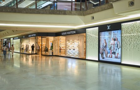 Foto de Kuala Lumpur, Malasia, 11 de octubre de 2023: Louis Vuitton LV fashion Store in The Gardens mall, The Gardens mall is one of the famous shopping center in Kuala Lumpur - Imagen libre de derechos