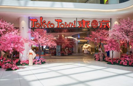 Foto de Kuala Lumpur, Malasia, 13 de octubre de 2023: Vista panorámica de la ciudad de Tokio en el Pabellón Bukit Jalil con comida japonesa, artes, comercio minorista y cultura, el centro comercial Pavilion es uno de los famosos centros comerciales en Kuala Lumpur - Imagen libre de derechos