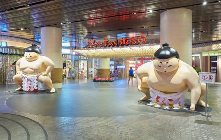 Foto de Kuala Lumpur, Malasia, 13 de octubre de 2023: Sumo gran escultura en la entrada de la ciudad de Tokio en el pabellón Bukit Jalil, centro comercial Pavilion es uno de los famosos centros comerciales en Kuala Lumpur - Imagen libre de derechos