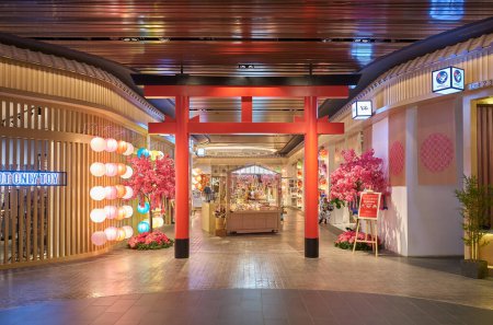 Foto de Kuala Lumpur, Malasia, 13 de octubre de 2023: Vista panorámica de la ciudad de Tokio en el Pabellón Bukit Jalil con comida japonesa, artes, comercio minorista y cultura, el centro comercial Pavilion es uno de los famosos centros comerciales en Kuala Lumpur - Imagen libre de derechos