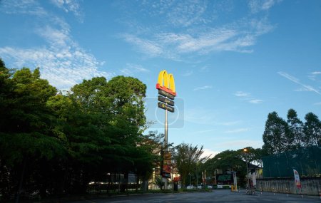Foto de Taiping, Perak, Malasia, 26 de octubre de 2023 - Señal de la torre de McDonald 's en Taiping, Perak, Malasia - Imagen libre de derechos