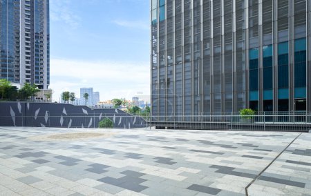 Foto de Suelo de baldosas vacías con edificio de negocios moderno - Imagen libre de derechos