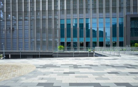 Foto de Suelo de baldosas vacías con edificio de negocios moderno - Imagen libre de derechos
