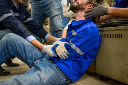 Téléchargez les photos : Ingénieur travailleur avec accident à l'usine, Travailleur avec blessure de la machine de travail - en image libre de droit