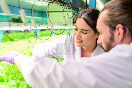Smart Farm mit Technologie, Menschen mit Indoor Farm Factory, Forscher entwickeln Gemüsesorten in der Treibhauslandwirtschaft