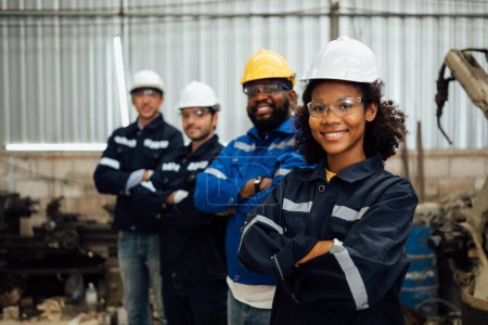 Téléchargez les photos : Groupe d'équipe de travailleurs confiants à l'usine, travail heureux et portrait de l'équipe d'ingénieurs - en image libre de droit
