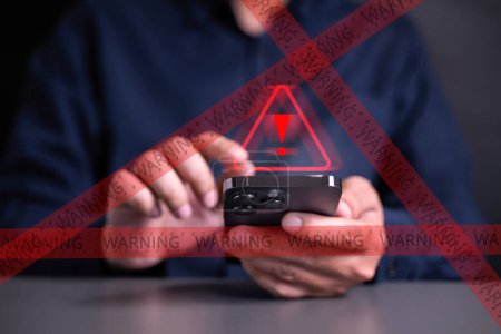 Téléchargez les photos : Personnes avec notification d'avertissement et icône de message de spam sur ordinateur portable - en image libre de droit