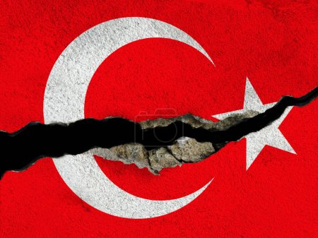 Crack dans le tremblement de terre sur le mur avec un dessin du drapeau turc