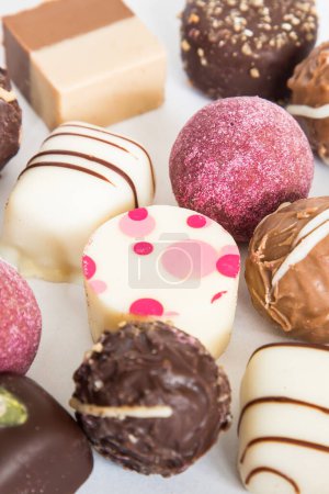 Foto de Pralinés de trufas de chocolate para el día de San Valentín. Confección de dulces. Cuadro vertical. - Imagen libre de derechos