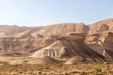 Téléchargez les photos : Montagnes rocheuses et poussiéreuses dans la réserve naturelle Judaean Desert Midbar Yehuda. Petit cratère menant à l'autoroute 90 et au sentier Golani. Paysage époustouflant près de la mer Morte et du désert du Néguev en Israël - en image libre de droit