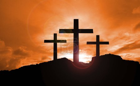 Konzeptionelles religiöses Kreuz mit Sonnenuntergang oder Sonnenaufgang über der Berglandschaft