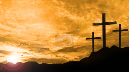 Téléchargez les photos : Silhouette de croix sur fond de ciel couchant. Concept chrétien. - en image libre de droit