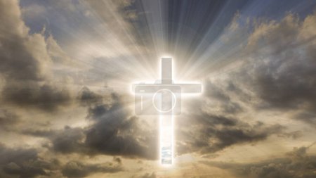 Téléchargez les photos : Croix de Jésus-Christ dans le ciel avec des rayons de lumière qui brillent à travers - en image libre de droit
