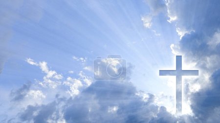 Foto de Cruz contra el cielo azul con nubes blancas, concepto de la crucifixión de Jesucristo - Imagen libre de derechos