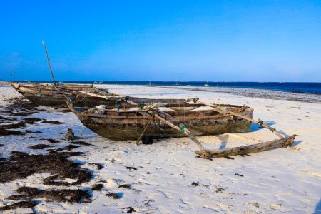 Téléchargez les photos : A traditional Boat at Diani Beach - Galu Beach - Kenya, Africa - en image libre de droit