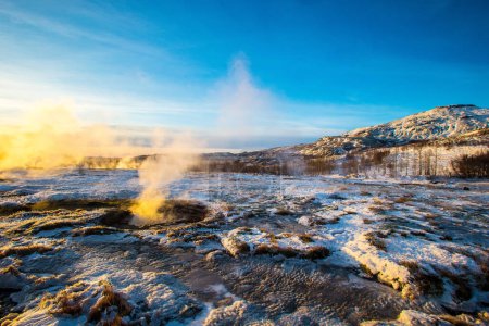 Heiße Quellen am Geysir Strokkur in Haukadalur, Golden Circle, Island, Europa