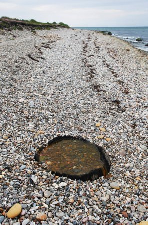 Foto de Ilse Hecho o pozo sagrado en la playa de la Isla Samso, Dinamarca, Europa. Su fecha de la edad de bronce. Roble hueco - Imagen libre de derechos
