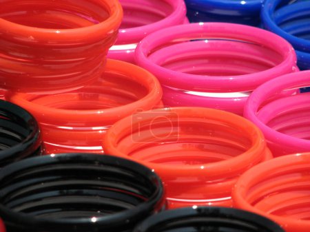 Foto de Primer plano de pulseras de colores, - Imagen libre de derechos