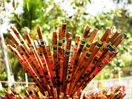 Foto de Flautas de madera decoradas para la venta. - Imagen libre de derechos