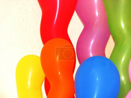 Foto de Un montón de globos de juguete de colores. - Imagen libre de derechos