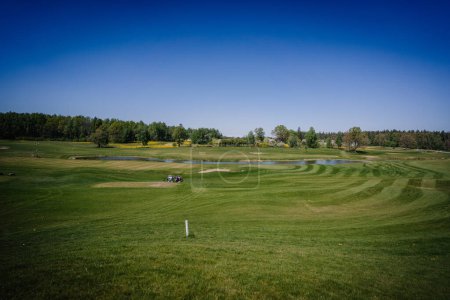 Foto de Campo de golf en primavera en clima soleado - Imagen libre de derechos