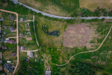 Téléchargez les photos : Vue aérienne des champs de maisons privées et de la route - en image libre de droit