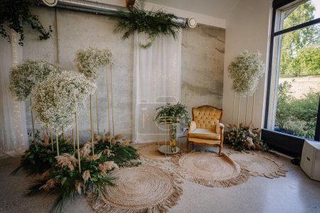 Foto de Esquina de fotos decorada para una boda en una casa de huéspedes, - Imagen libre de derechos