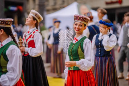 Foto de 27 Festival Nacional de Canción y Danza, desfile de apertura festiva en la capital Riga - Imagen libre de derechos