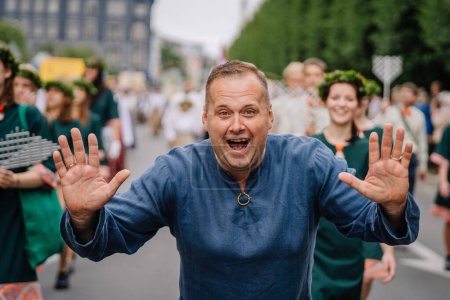 Foto de 27 Festival Nacional de Canción y Danza, desfile de apertura festiva en la capital Riga - Imagen libre de derechos