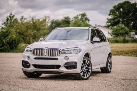 Téléchargez les photos : BMW X5 blanche sur le parking - en image libre de droit
