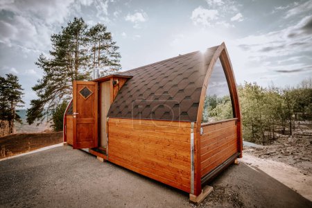 Téléchargez les photos : Sauna igloo brun par temps ensoleillé d'été - en image libre de droit