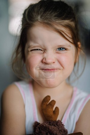 Téléchargez les photos : Émotions de l'enfant en gros plan soft focus - en image libre de droit
