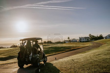 Sotogrande, Spanien - 23. Januar 2024 - Ein Golfer im Golfcart auf einem Golfplatz bei strahlendem Sonnenschein und klarem Himmel.