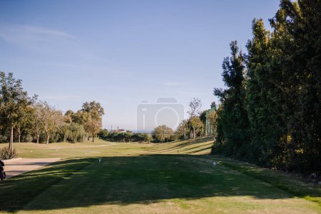 Téléchargez les photos : Sotogrante, Espagne - 25 janvier 2024 - un terrain de golf avec une zone de départ, herbe entretenue, arbres et ciel dégagé. - en image libre de droit