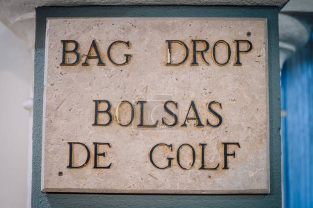 Téléchargez les photos : Sotogrante, Espagne - 26 janvier 2024 - signe en pierre avec les mots "BAG DROP BOLSAS DE GOLF" gravés en lettres dorées. - en image libre de droit