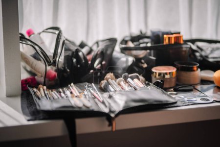 Téléchargez les photos : Valmiera, Lettonie - 7 juillet 2023 - Outils et produits de maquillage sur une table, y compris brosses, palettes et sacs. - en image libre de droit