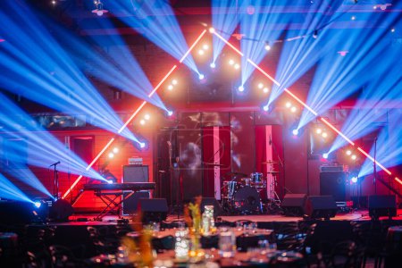 Riga, Lettland - 16. Februar 2024 - Bühne mit Musikinstrumenten und dynamischer Lichtshow in festlichem Rahmen.