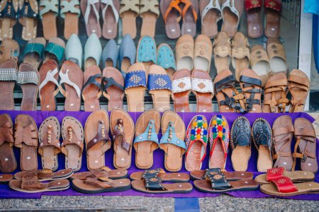Agadir, Marruecos - 25 de febrero de 2024 - Se exhiben varias sandalias en un puesto del mercado callejero.