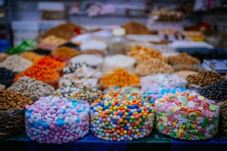 Agadir, Maroc - 29 février 2024 - Une exposition colorée de divers bonbons et noix dans un contexte de marché.