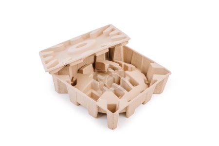 Dos piezas de embalaje de cartón moldeado con varias ranuras y agujeros, probablemente para asegurar artículos delicados, apilados uno encima del otro contra un fondo blanco.
