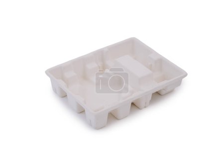 Un embalaje de cartón moldeado blanco con varios compartimentos, probablemente para sostener diferentes artículos, sobre un fondo blanco.