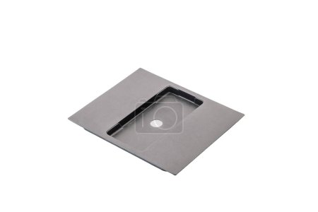 Graue quadratische Pappplatte mit Ausschnitt und Loch, evtl. Computergehäuseblanko oder Hardware-Halterung, isoliert auf weißem Hintergrund.