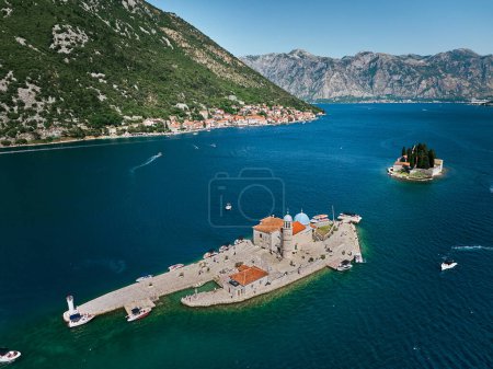 Foto de Perast y faro naval en Montenegro - Imagen libre de derechos