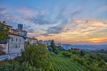 Téléchargez les photos : Coucher de soleil sur Smartno en Slovénie - en image libre de droit